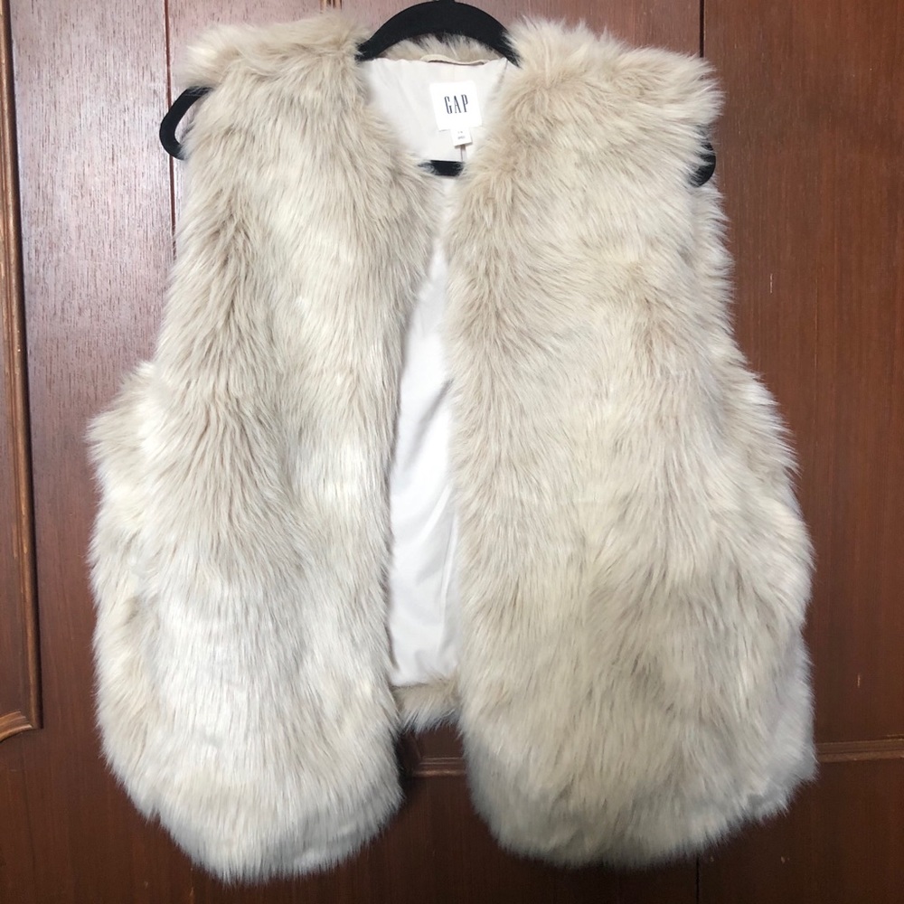 BNWOT Gap faux fur vest